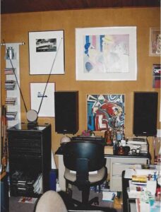Bureau de la maison-ferme, murs ornés de tableaux