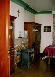 Pièce de vie avec poêle à bois et mobilier ancien