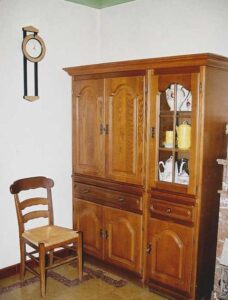 Vaisselier en bois et chaise paillée