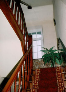 Escalier en bois menant à l'étage