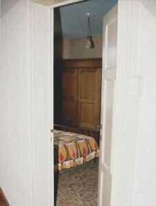 Chambre avec lit et armoire