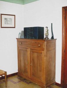 Buffet en bois dans la salle à manger