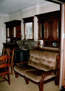Salon avec canapé et meubles en bois