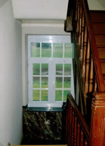 Cage d'escalier et fenêtre du palier
