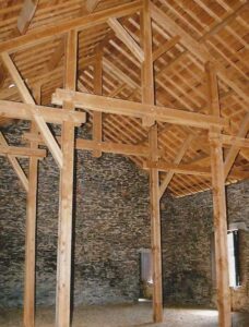 Grange sous charpente en bois et murs en pierre